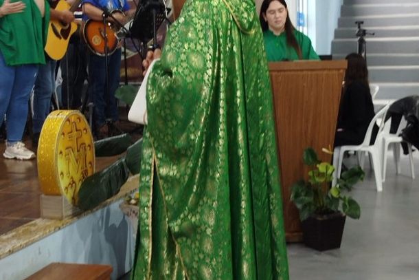 Missa de Maria Passa &agrave; Frente re&uacute;ne cerca de 2,5 mil pessoas com b&ecirc;n&ccedil;&atilde;o das rosas