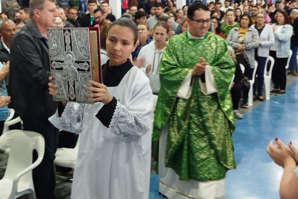Missa de Maria Passa &agrave; Frente re&uacute;ne cerca de 2,5 mil pessoas com b&ecirc;n&ccedil;&atilde;o das rosas