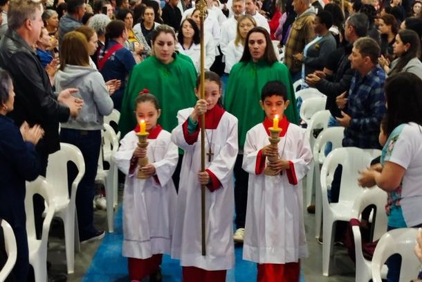 Missa de Maria Passa &agrave; Frente re&uacute;ne cerca de 2,5 mil pessoas com b&ecirc;n&ccedil;&atilde;o das rosas