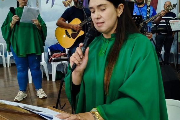Missa de Maria Passa &agrave; Frente re&uacute;ne cerca de 2,5 mil pessoas com b&ecirc;n&ccedil;&atilde;o das rosas