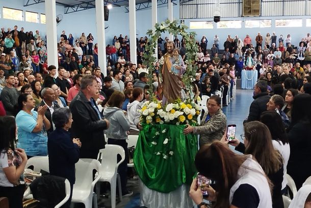 Missa de Maria Passa &agrave; Frente re&uacute;ne cerca de 2,5 mil pessoas com b&ecirc;n&ccedil;&atilde;o das rosas