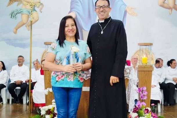 Missa de Maria Passa &agrave; Frente re&uacute;ne cerca de 2,5 mil pessoas com b&ecirc;n&ccedil;&atilde;o das rosas