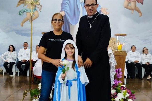 Missa de Maria Passa &agrave; Frente re&uacute;ne cerca de 2,5 mil pessoas com b&ecirc;n&ccedil;&atilde;o das rosas