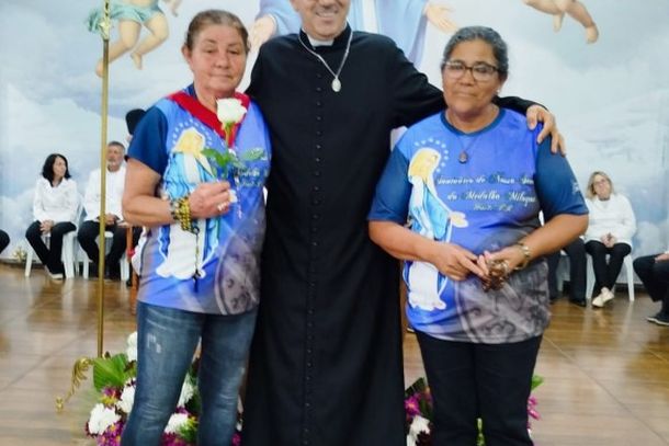 Missa de Maria Passa &agrave; Frente re&uacute;ne cerca de 2,5 mil pessoas com b&ecirc;n&ccedil;&atilde;o das rosas