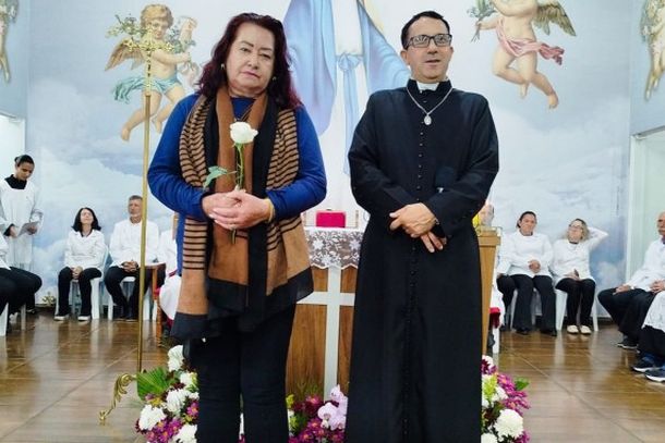 Missa de Maria Passa &agrave; Frente re&uacute;ne cerca de 2,5 mil pessoas com b&ecirc;n&ccedil;&atilde;o das rosas