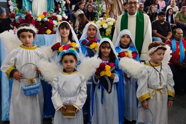 Missa de Maria Passa &agrave; Frente re&uacute;ne cerca de 2,5 mil pessoas com b&ecirc;n&ccedil;&atilde;o das rosas
