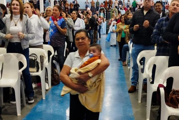 Missa de Maria Passa &agrave; Frente re&uacute;ne cerca de 2,5 mil pessoas com b&ecirc;n&ccedil;&atilde;o das rosas