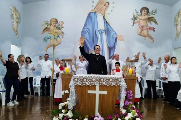 Missa de Maria Passa &agrave; Frente re&uacute;ne cerca de 2,5 mil pessoas com b&ecirc;n&ccedil;&atilde;o das rosas