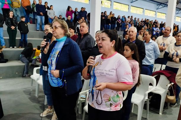 Missa de Maria Passa &agrave; Frente re&uacute;ne cerca de 2,5 mil pessoas com b&ecirc;n&ccedil;&atilde;o das rosas