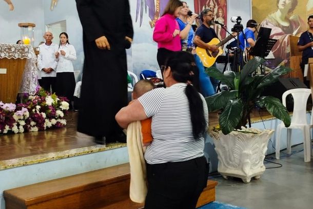 Missa de Maria Passa &agrave; Frente re&uacute;ne cerca de 2,5 mil pessoas com b&ecirc;n&ccedil;&atilde;o das rosas