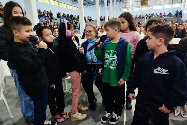 Missa de Maria Passa &agrave; Frente re&uacute;ne cerca de 2,5 mil pessoas com b&ecirc;n&ccedil;&atilde;o das rosas