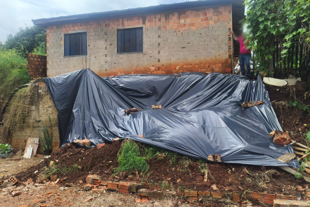 &Aacute;rea com risco de desmoronamento de muro recebeu atendimento preventivo na Vila Santo Ant&ocirc;nio, em Ibaiti.