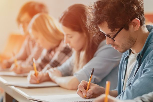 Estudantes fazendo prova