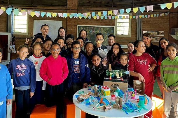 A turma toda mostra o resultado da criatividade: brinquedos feitos de material recicl&aacute;vel