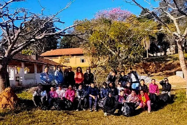 Turma depois de limpar o entorno da sala de aula