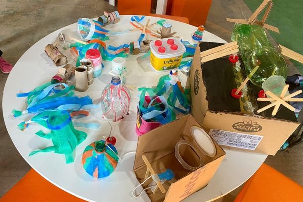 Mesa com os brinquedos feitos de material reciclado