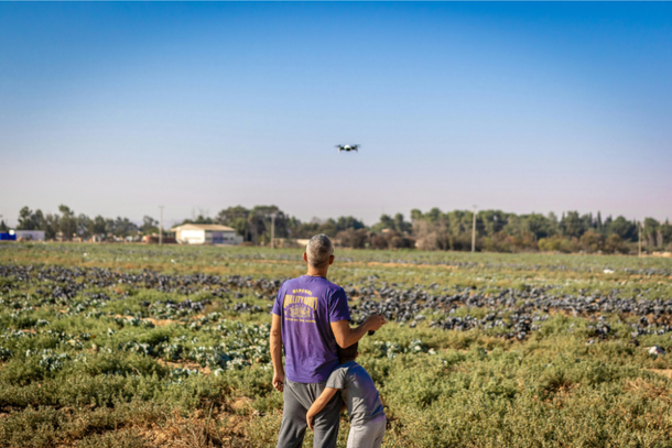 Agricultor usa drone para monitorar a planta&ccedil;&atilde;o. Filho acompanha de perto