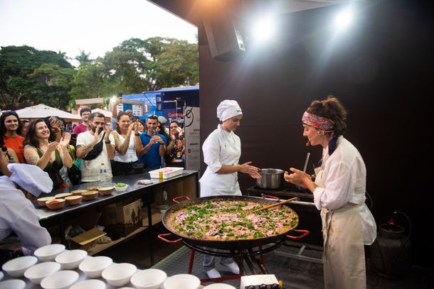 Chef tempera um prato especial enquanto o p&uacute;blico observa atento