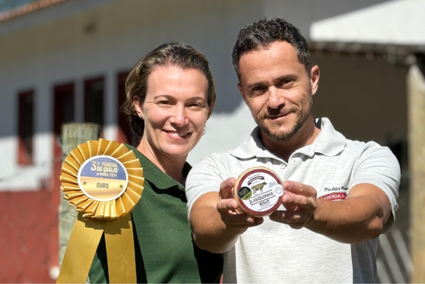 Tereza Rodrigues e Mateus Brand&atilde;o com o premiado queijo Lasquinha
