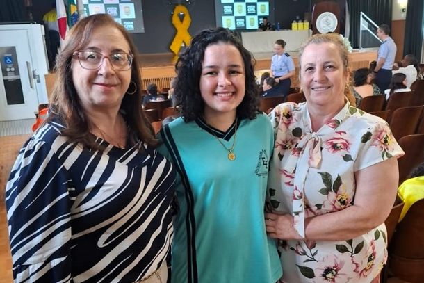 A diretora da Escola Estadual Zequinha de Paula, Alcilene Aparecida deAndrade; Lorena de Oliveira e a professora de portugu&ecirc;s respons&aacute;vel pelo projeto na escola, Maria Rita Guimar&atilde;es