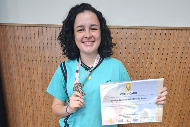 Lorena Aparecida de Oliveira Paula, vencedora do concurso de reda&ccedil;&atilde;o na categoria  3&ordm; Ano 