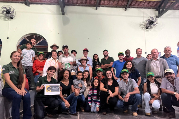 Todo mundo reunido pra foto de comemora&ccedil;&atilde;o