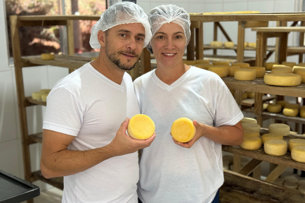 Mateus Brand&atilde;o e Tereza Rodrigues, da Fazenda Saudade, com o Lasquinha na m&atilde;o