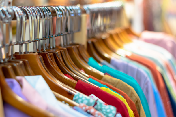 Roupas em um bazar