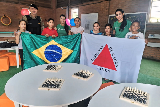 Estudantes e Zaneti posam para a foto