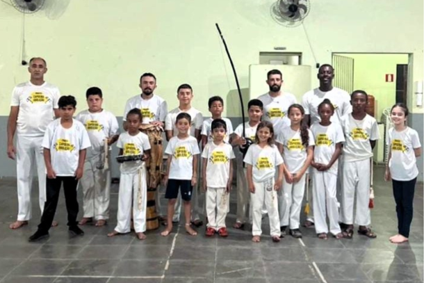 Alunas e alunos do projeto Capoeira Aboli&ccedil;&atilde;o