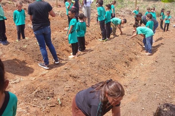Estudantes aprendem a plantar na Escola Municipal Para&iacute;so Garcia