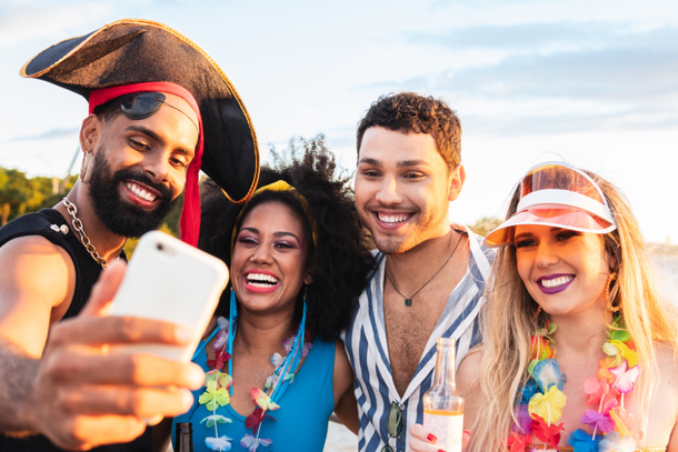 Grupo tira selfie no carnaval