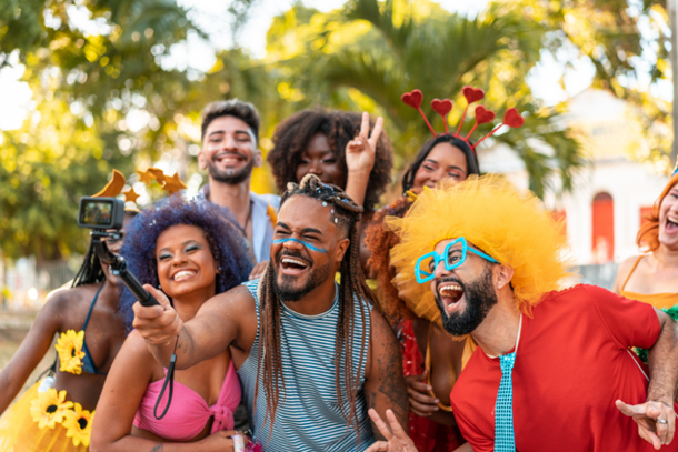 Foli&otilde;es e foli&atilde;s se divertem no carnavall