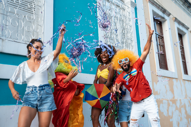 Grupo aproveita o carnaval de rua