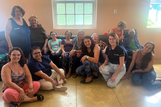 Volunt&aacute;rias do Rotary com as senhoras da Casa de Santana