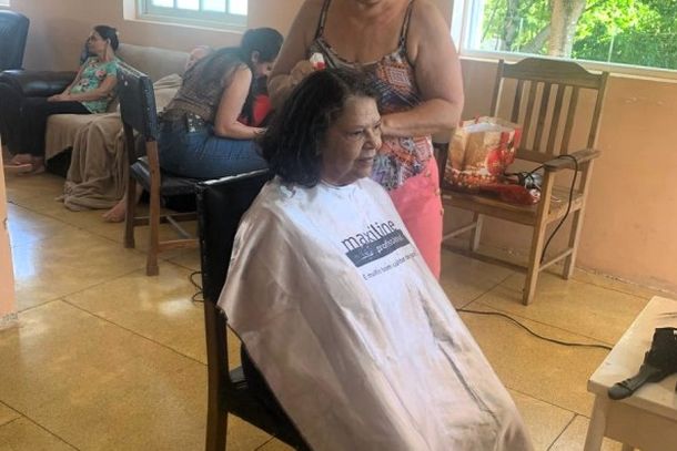 Terezinha Silva cuida do cabelo de dona F&aacute;tima Maria Salet