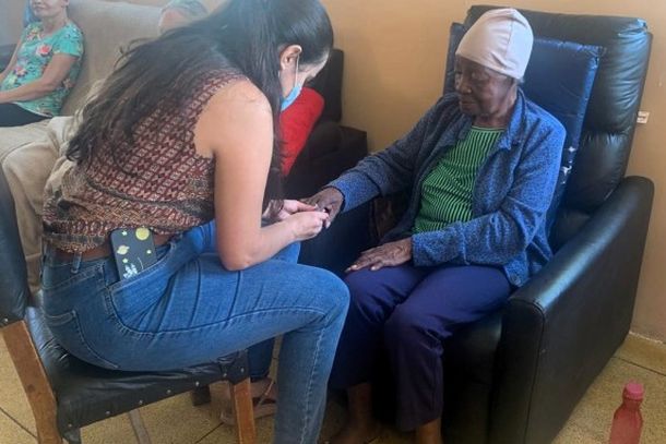 Izabele pinta as unhas de Dona Terezinha Jesus do Nascimento