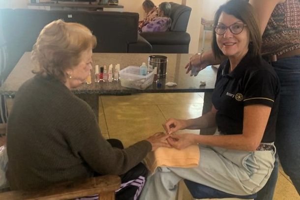 Dona Marieta Merc&ecirc;s Vieira tem as unhas cuidadas por M&ocirc;nica Krambeck