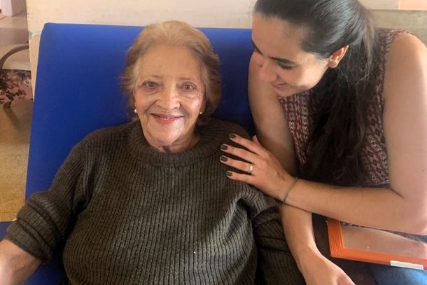 Dona Marieta Merc&ecirc;s Vieira linda ap&oacute;s a maquiagem de Izabele Vargas