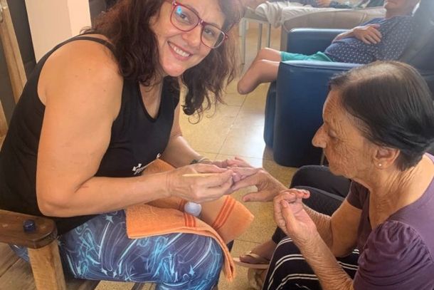 Andreia Rodrigues faz esmalta&ccedil;&atilde;o nas unhas de Dona Maria Madalena Baumgratz 
