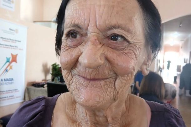 Dona Maria Madalena Baumgratz feliz com o cabelinho cortado e arrumado