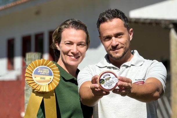 Tereza Rodrigues e Mateus Brand&atilde;o, da Fazenda Saudade, em Ibertioga, com o premiado queijo Lasquinha