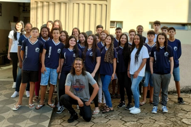 Professor e estudantes que criaram o document&aacute;rio sobre Ibertioga