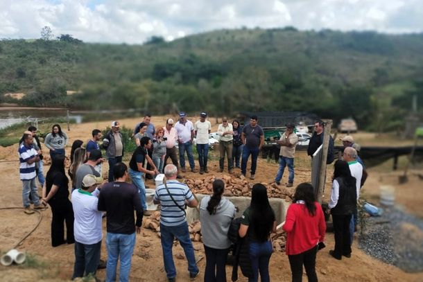 Todas as pessoas participantes aprendem na pr&aacute;tica sobre a insta&ccedil;&atilde;o das fossas