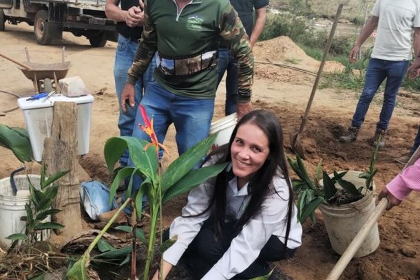 Santuza Ribeiro plantando