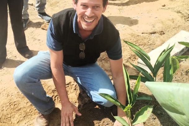 Marco Aur&eacute;lio n&atilde;o ficou s&oacute; explicando. Tamb&eacute;m ajudou a plantar