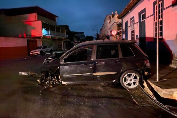 Vis&atilde;o lateral do carro acidentado