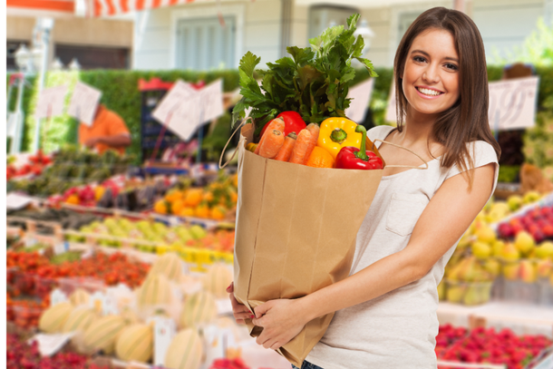 Mulher faz compras em uma feira livre