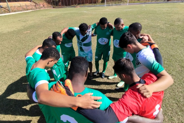 Jogadores do Juventude concentrados antes do in&iacute;cio da partida