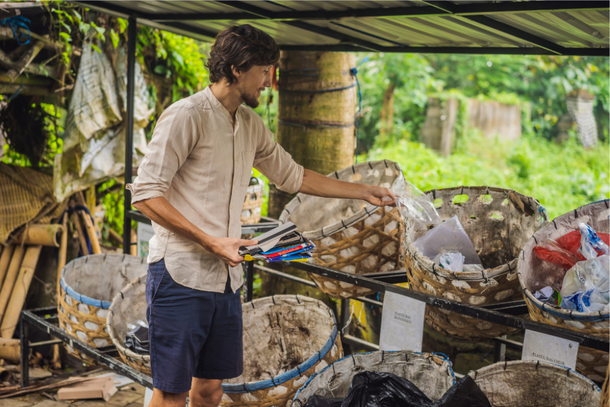 Homem separa lixo para a reciclagem